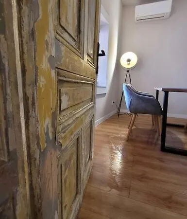 Elegant Loft Library Apartment *
